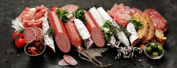 Assortimento Sasusages Sfondo Scuro Prodotto Base Carne Finemente Tritata Stagionata — Foto Stock