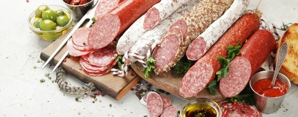 香肠色拉米在浅色背景下的分类 肉制品是用细碎和调味的肉制成的 — 图库照片