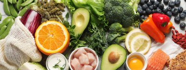 Hafif arka planda Dash flexitarian Akdeniz diyeti. Sağlıklı gıda konsepti. Düz yatış, üst manzara, manzara