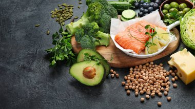 Esmer arka planda Dash flexitarian Akdeniz diyeti. Sağlıklı gıda konsepti. Boşluğu kopyala