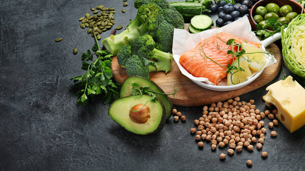 Dash гибкой средиземноморской диеты на темном фоне. Концепция здорового питания. копировальное пространство