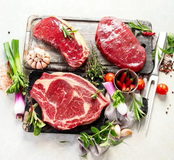 Färskt Rått Nötkött Kött För Att Göra Läckra Saftiga Biffar — Stockfoto