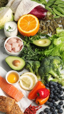 Hafif arka planda Dash flexitarian Akdeniz diyeti. Sağlıklı gıda konsepti. Düz yatış, üst görünüm