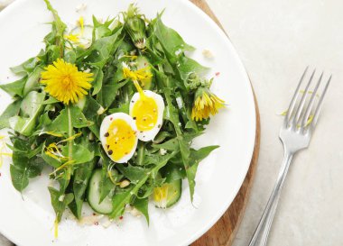 Hafif arka planda taze karahindiba salatası. Yenilebilir bitki ve nektareröz. Üst görünüm, düz görünüm, kopyalama alanı