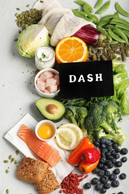 Hafif arka planda Dash flexitarian Akdeniz diyeti. Sağlıklı gıda konsepti. Düz yatış, üst görünüm