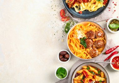 Hafif arka planda İtalyan makarna çeşitleri. Geleneksel gıda konsepti. Düz konum, üst görünüm, kopyalama alanı