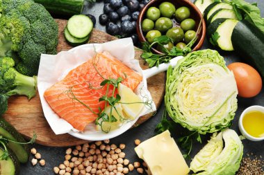 Esmer arka planda Dash flexitarian Akdeniz diyeti. Sağlıklı gıda konsepti. Düz yatış, üst görünüm