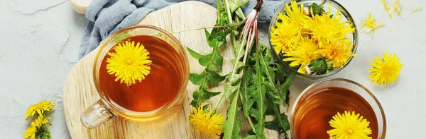 Köstlicher Gesunder Tee Aus Löwenzahnblüten Duftende Frische Kräuter Flache Lage — Stockfoto