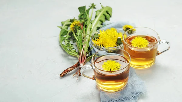 Köstlicher Gesunder Tee Aus Löwenzahnblüten Duftende Frische Kräuter Kopierraum — Stockfoto