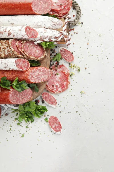 Assortimento Salsicce Salumi Fondo Chiaro Prodotto Base Carne Finemente Tritata — Foto Stock