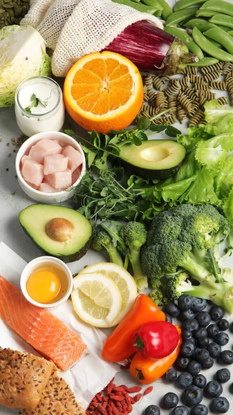 Traço Flexível Dieta Mediterrânea Fundo Claro Conceito Alimentação Saudável Deitado — Fotografia de Stock