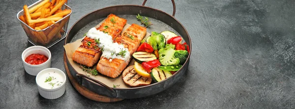 Lachssteak Mit Gemüse Auf Dunklem Hintergrund Frisch Gegrillt Gesundes Abendessen — Stockfoto