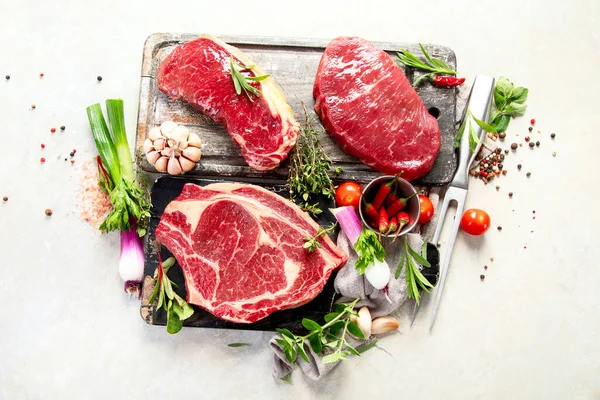 Färskt Rått Nötkött Kött För Att Göra Läckra Saftiga Biffar — Stockfoto