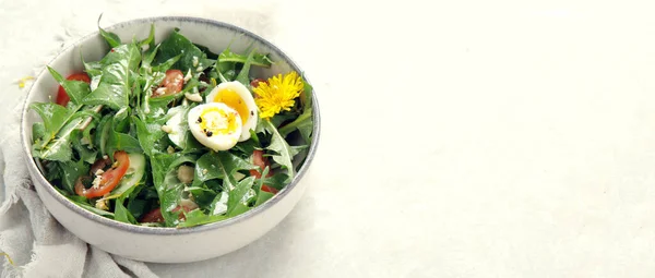 Frischer Löwenzahnsalat Auf Hellem Hintergrund Essbare Pflanze Und Nektarschlürfer Kopierraum — Stockfoto