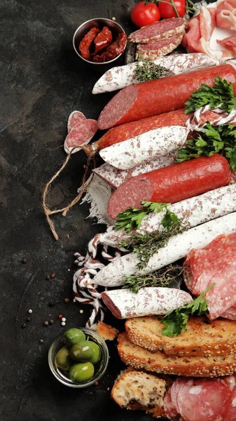 Sasusages Választék Sötét Háttérrel Finoman Aprított Fűszerezett Húsból Készült Húskészítmény — Stock Fotó