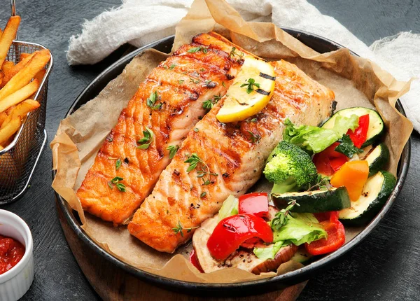 Salmon Steak Vegetables Dark Background Freshly Grilled Healthy Dinner Mediterranean — Stock Photo, Image