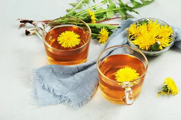 Köstlicher Gesunder Tee Aus Löwenzahnblüten Duftende Frische Kräuter — Stockfoto