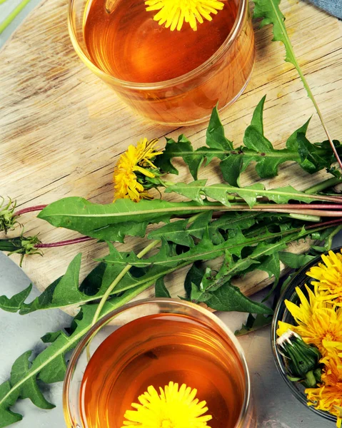 Köstlicher Gesunder Tee Aus Löwenzahnblüten Duftende Frische Kräuter Flache Lage — Stockfoto