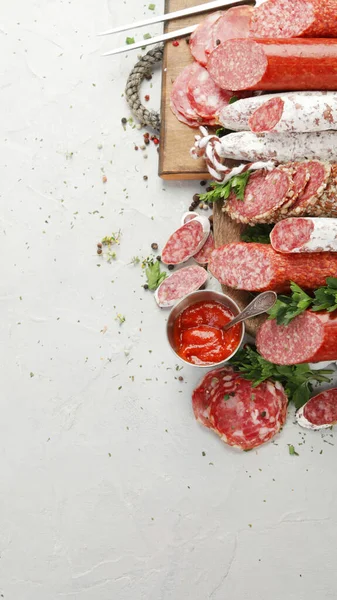 Salsichas Variedade Salame Fundo Claro Produto Base Carne Feito Carne — Fotografia de Stock