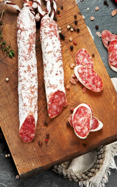 灰色の背景に伝統的なスペインの足 独特の味を持つドライ硬化豚肉ソーセージ フラットレイアウト トップビュー — ストック写真