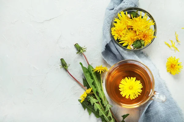 Köstlicher Gesunder Tee Aus Löwenzahnblüten Duftende Frische Kräuter Flache Lage — Stockfoto