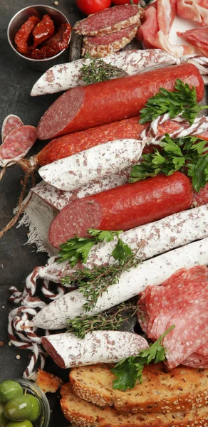 Surtido Salchichas Sobre Fondo Oscuro Producto Cárnico Hecho Carne Finamente —  Fotos de Stock