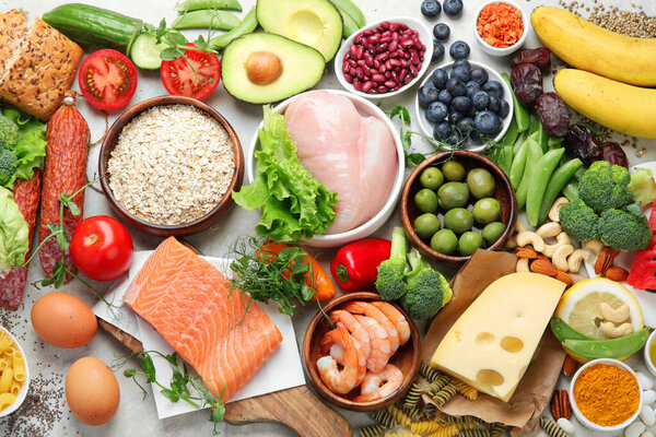 Здоровый ассортимент продуктов питания на светлом фоне. Диетическая концепция. Вид сверху, плоский