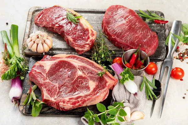 쇠고기 고기로 향료로 맛있는 스테이크를 만든다 바탕에 고기를 준비하는 보이는 — 스톡 사진