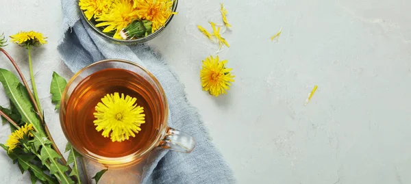 Köstlicher Gesunder Tee Aus Löwenzahnblüten Duftende Frische Kräuter Flache Lage — Stockfoto
