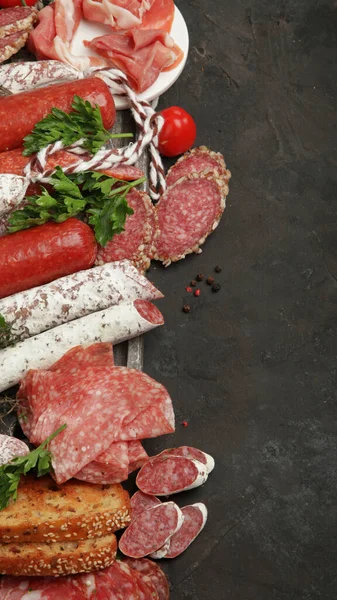 Assortimento Sasusages Sfondo Scuro Prodotto Base Carne Finemente Tritata Stagionata — Foto Stock