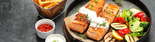 Salmon Steak Vegetables Dark Background Freshly Grilled Healthy Dinner Mediterranean — Stock fotografie