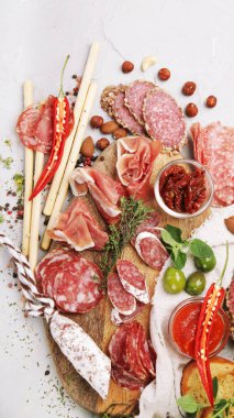 Hafif arka planda sosis çeşitleri. İnce doğranmış ve baharatlı etten yapılmış et ürünü. Düz konum, üst görünüm, kopyalama alanı