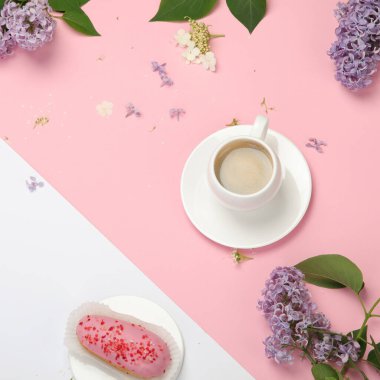 Renkli arka planda bir fincan kahveli kompozisyon. Bahar doğal arka plan. Üst manzara, düz uzanma