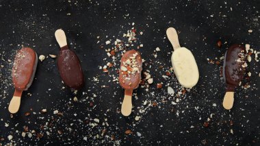 Esmer arka planda buzlu dondurma çeşitleri. Bahar doğal arka plan. Üst görünüm, düz görünüm, kopyalama alanı