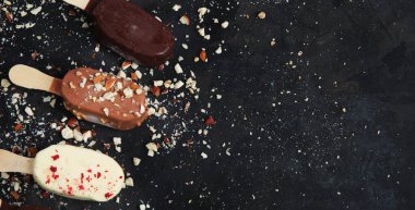 Esmer arka planda buzlu dondurma çeşitleri. Bahar doğal arka plan. Üst görünüm, düz görünüm, kopyalama alanı