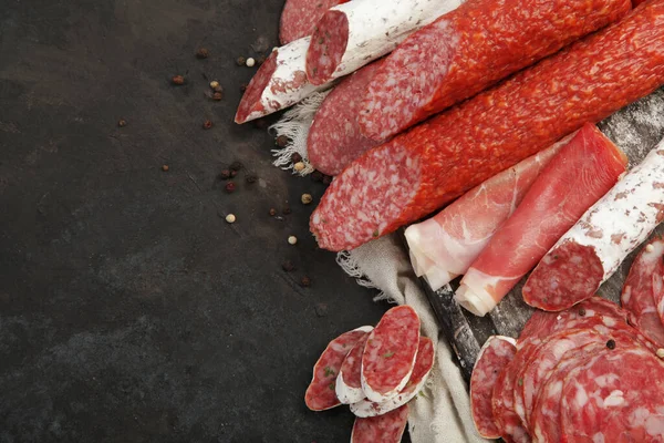 Sasusages Választék Sötét Háttérrel Finoman Aprított Fűszerezett Húsból Készült Húskészítmény — Stock Fotó