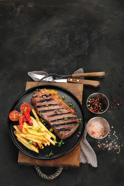 Bistecca Manzo Striploin Con Patatine Fritte Sfondo Scuro Appena Grigliato — Foto Stock