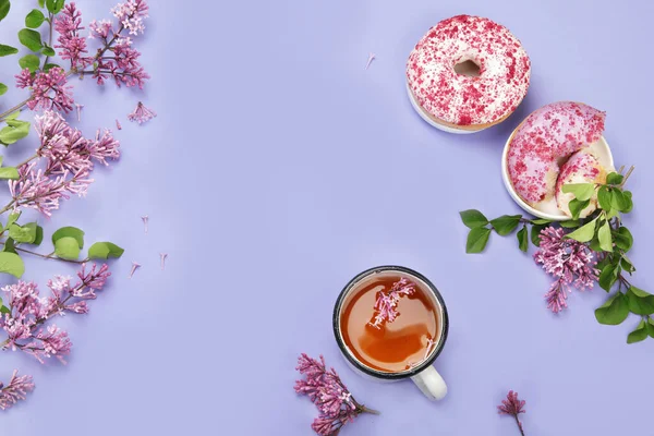 Flores Lilás Com Xícara Chá Fundo Colorido Conceito Verão Atmosférico — Fotografia de Stock
