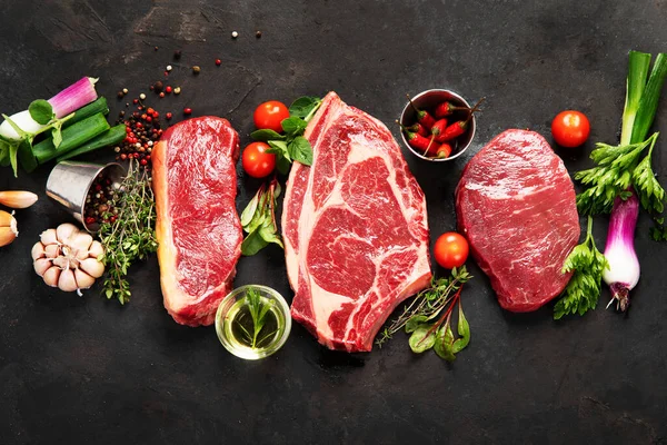 Verscheidenheid Van Rauw Rundvlees Steaks Voor Grillen Met Kruiden Gebruiksvoorwerpen — Stockfoto