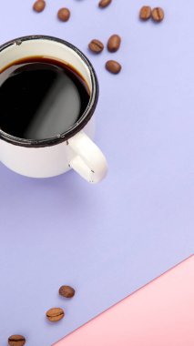 Renkli arka planda bir fincan kahve. Modern kahvaltı konsepti. Üst görünüm, düz görünüm, kopyalama alanı