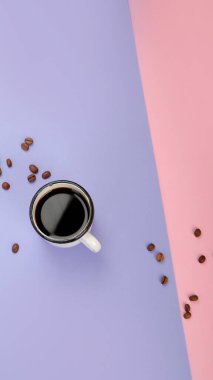 Renkli arka planda bir fincan kahve. Modern kahvaltı konsepti. Üst görünüm, düz görünüm, kopyalama alanı