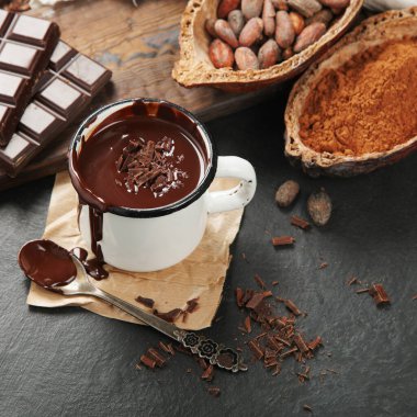 Esmer arka planda erimiş çikolata içeceği. Sıcak içecek.. 