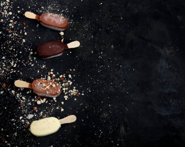 Esmer arka planda buzlu dondurma çeşitleri. Bahar doğal arka plan. Üst görünüm, düz görünüm, kopyalama alanı