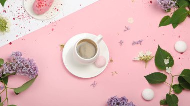 Renkli arka planda bir fincan kahveli kompozisyon. Bahar doğal arka plan. Üst görünüm, düz görünüm, kopyalama alanı