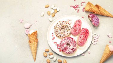 Gri arka planda farklı dondurma türleri. Atmosfer yaz konsepti. Üst görünüm, düz görünüm, kopyalama alanı