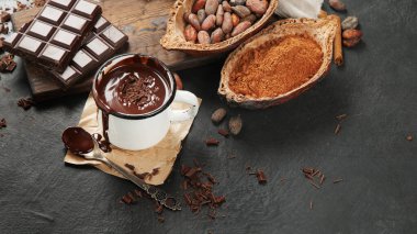 Esmer arka planda erimiş çikolata içeceği. Sıcak içecek. Üst görünüm, düz görünüm, kopyalama alanı