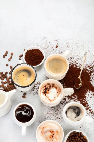 Hafif Arka Planda Kahve Fincanı Çeşitleri Modern Kahvaltı Konsepti Üst — Stok fotoğraf