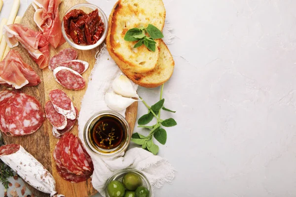 Assortimento Salsicce Sfondo Chiaro Prodotto Base Carne Finemente Tritata Stagionata — Foto Stock