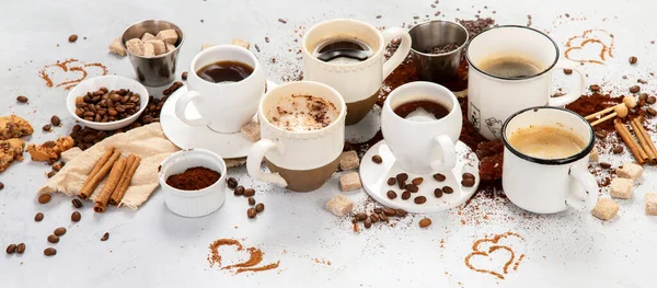 Hafif Arka Planda Kahve Fincanı Çeşitleri Modern Kahvaltı Konsepti — Stok fotoğraf