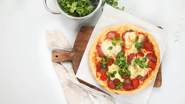 Pizza Pepperoni Fundal Deschis Mâncare Proaspăt Preparată Vedere Sus Plat — Fotografie, imagine de stoc